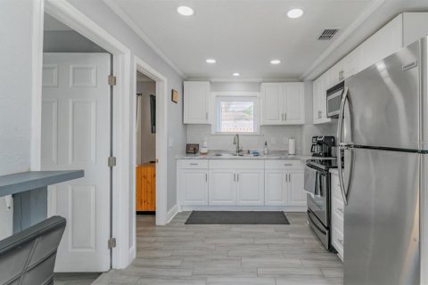 Duplex in Saint Petersburg, Florida 4 bedrooms, 140.84 sq.m. № 1916351 - photo 17