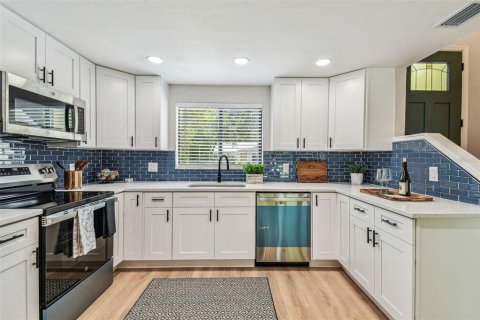 House in Tampa, Florida 3 bedrooms, 124.58 sq.m. № 1831342 - photo 7