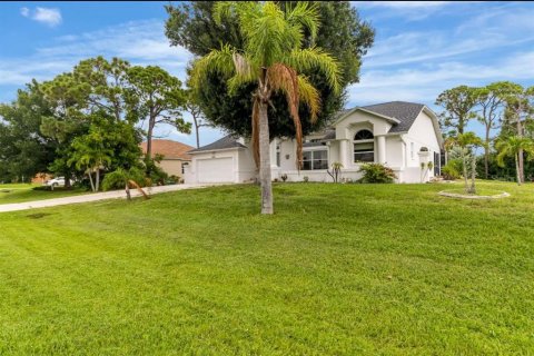 House in Englewood, Florida 4 bedrooms, 217.11 sq.m. № 1832959 - photo 1