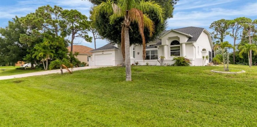 House in Englewood, Florida 4 bedrooms, 217.11 sq.m. № 1832959
