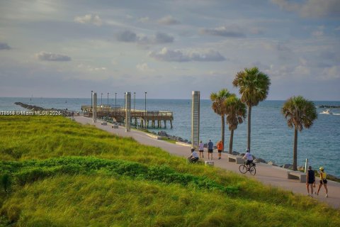 Condominio en venta en Miami Beach, Florida, 18.58 m2 № 1925612 - foto 1