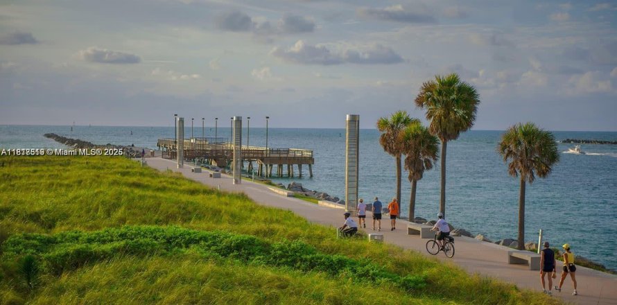 Estudio en el Condominio en Miami Beach, Florida  № 1925612