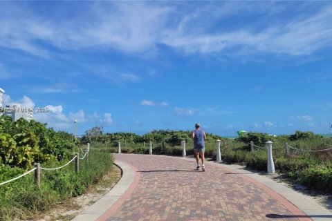 Condominio en venta en Miami Beach, Florida, 18.58 m2 № 1925612 - foto 2