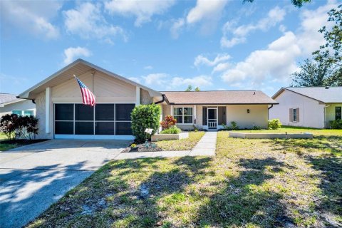 House in Palm Harbor, Florida 2 bedrooms, 113.71 sq.m. № 1636255 - photo 1