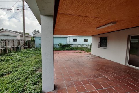Villa ou maison à vendre à Miami, Floride: 4 chambres № 1950342 - photo 8