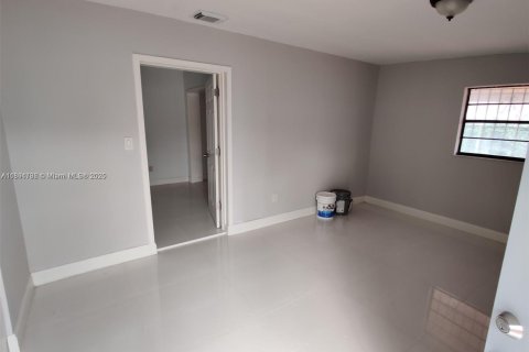 Villa ou maison à vendre à Miami, Floride: 4 chambres № 1950342 - photo 2