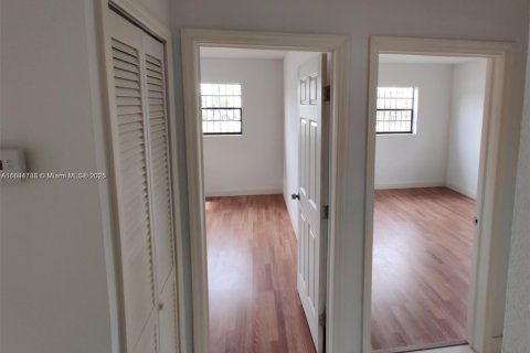 Villa ou maison à vendre à Miami, Floride: 4 chambres № 1950342 - photo 6