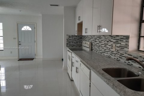 Villa ou maison à vendre à Miami, Floride: 4 chambres № 1950342 - photo 10