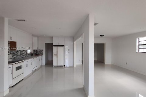 Villa ou maison à vendre à Miami, Floride: 4 chambres № 1950342 - photo 4