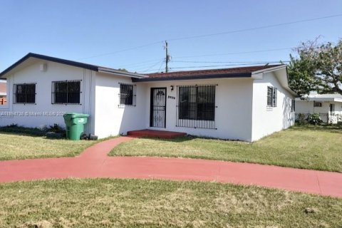 Villa ou maison à vendre à Miami, Floride: 4 chambres № 1950342 - photo 1