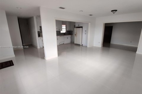 Villa ou maison à vendre à Miami, Floride: 4 chambres № 1950342 - photo 5