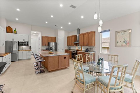 House in Lady Lake, Florida 4 bedrooms, 235.23 sq.m. № 2156661 - photo 5
