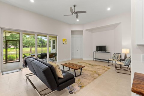 House in Lady Lake, Florida 4 bedrooms, 235.23 sq.m. № 2156661 - photo 10