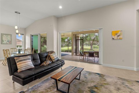 House in Lady Lake, Florida 4 bedrooms, 235.23 sq.m. № 2156661 - photo 9
