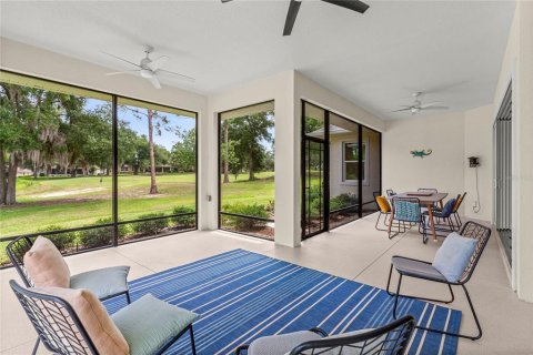 House in Lady Lake, Florida 4 bedrooms, 235.23 sq.m. № 2156661 - photo 2