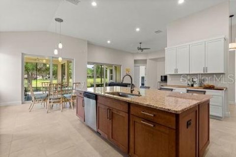 House in Lady Lake, Florida 4 bedrooms, 235.23 sq.m. № 2156661 - photo 15