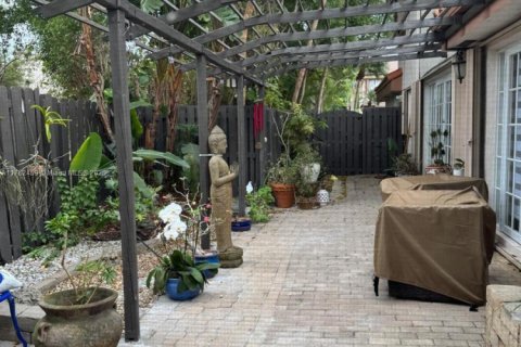 House in Plantation, Florida 3 bedrooms, 203.08 sq.m. № 1865316 - photo 2