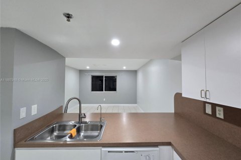 Copropriété à louer à Hialeah, Floride: 2 chambres, 97.55 m2 № 1942032 - photo 3