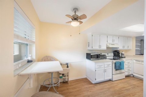 Condo in Largo, Florida, 2 bedrooms  № 1565216 - photo 5