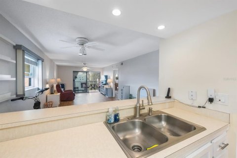 Condo in Largo, Florida, 2 bedrooms  № 1565216 - photo 11