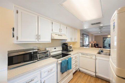 Condo in Largo, Florida, 2 bedrooms  № 1565216 - photo 8