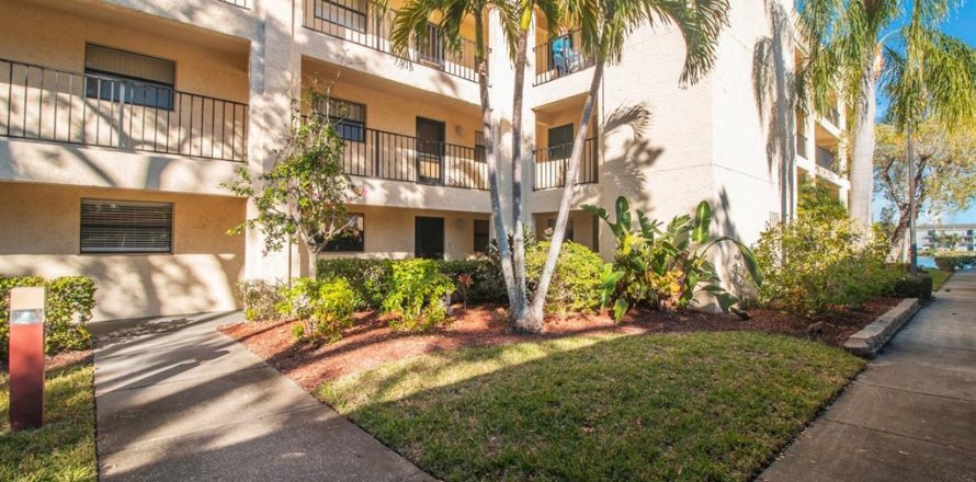 Condo in Largo, Florida, 2 bedrooms № 1565216