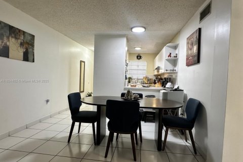 Condominio en venta en Hialeah, Florida, 2 dormitorios, 76.18 m2 № 1816521 - foto 2