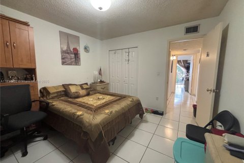 Condominio en venta en Hialeah, Florida, 2 dormitorios, 76.18 m2 № 1816521 - foto 13