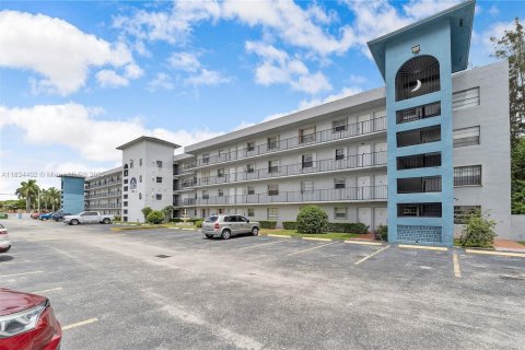 Condominio en venta en Hialeah, Florida, 2 dormitorios, 76.18 m2 № 1816521 - foto 1