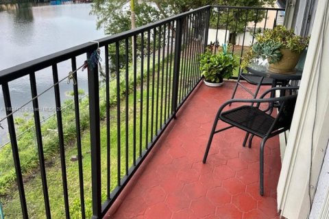 Condominio en venta en Hialeah, Florida, 2 dormitorios, 76.18 m2 № 1816521 - foto 25