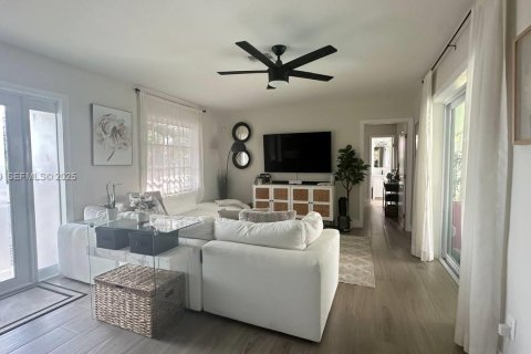 Villa ou maison à louer à Oakland Park, Floride: 3 chambres, 126.9 m2 № 1976955 - photo 1