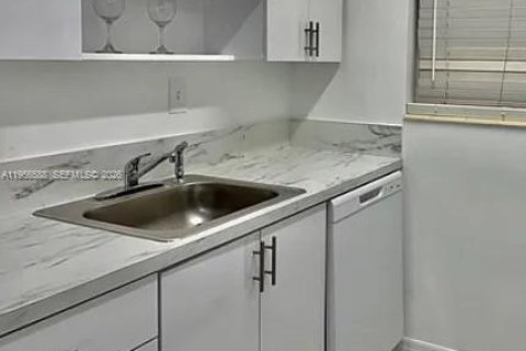 Condominio en alquiler en Coral Gables, Florida, 1 dormitorio, 52.49 m2 № 2011173 - foto 9