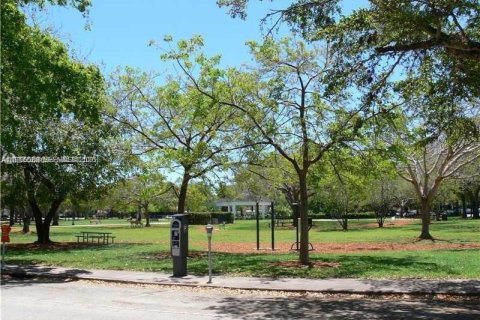 Condominio en alquiler en Coral Gables, Florida, 1 dormitorio, 52.49 m2 № 2011173 - foto 19