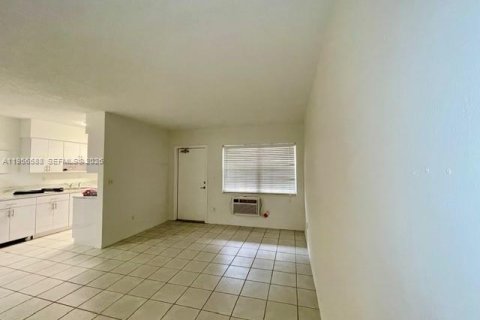 Condominio en alquiler en Coral Gables, Florida, 1 dormitorio, 52.49 m2 № 2011173 - foto 3