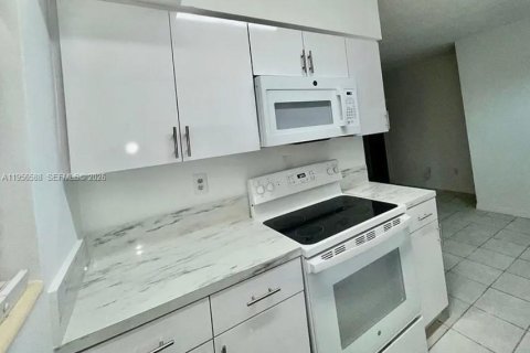 Condominio en alquiler en Coral Gables, Florida, 1 dormitorio, 52.49 m2 № 2011173 - foto 8