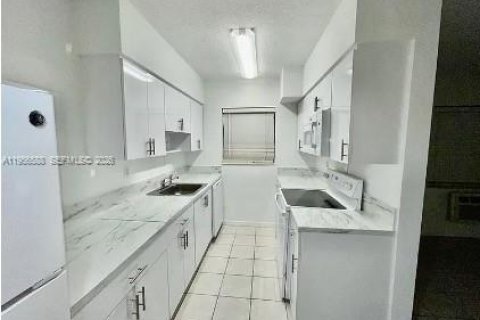 Condominio en alquiler en Coral Gables, Florida, 1 dormitorio, 52.49 m2 № 2011173 - foto 7