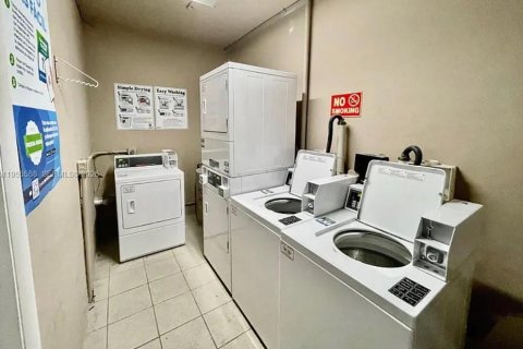 Condominio en alquiler en Coral Gables, Florida, 1 dormitorio, 52.49 m2 № 2011173 - foto 14