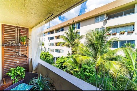 Condo in Miami, Florida, 2 bedrooms  № 2017746 - photo 15