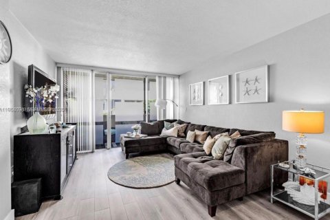 Condo in Miami, Florida, 2 bedrooms  № 2017746 - photo 2