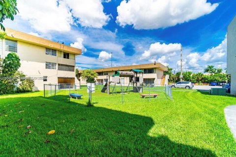 Condo in Miami, Florida, 2 bedrooms  № 2017746 - photo 19