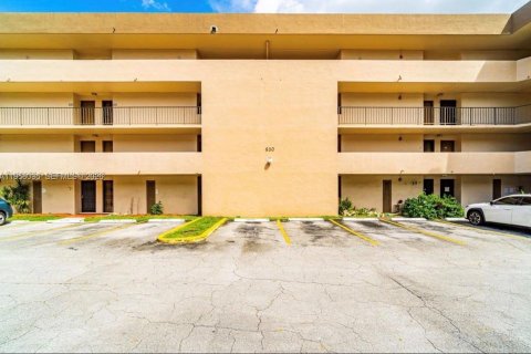 Condo in Miami, Florida, 2 bedrooms  № 2017746 - photo 17