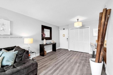 Condo in Miami, Florida, 2 bedrooms  № 2017746 - photo 3