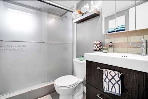 Condo in Miami, Florida, 2 bedrooms  № 2017746 - photo 13