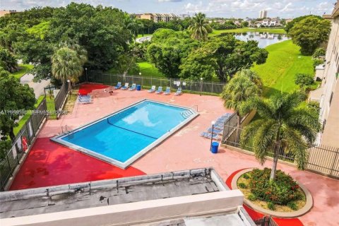 Condo in Miami, Florida, 2 bedrooms  № 2017746 - photo 22