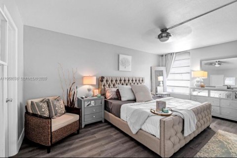 Condo in Miami, Florida, 2 bedrooms  № 2017746 - photo 10