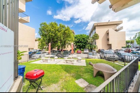 Condo in Miami, Florida, 2 bedrooms  № 2017746 - photo 24