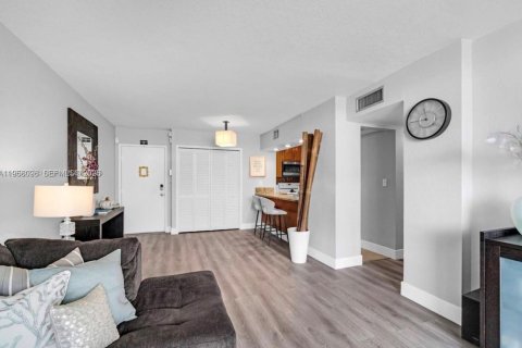 Condo in Miami, Florida, 2 bedrooms  № 2017746 - photo 5