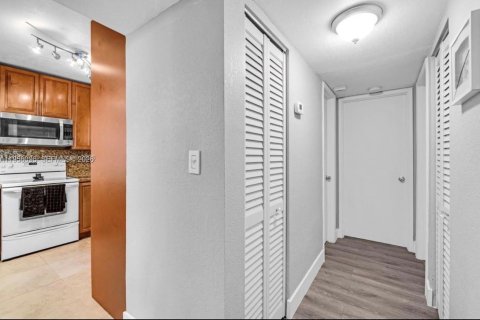 Condo in Miami, Florida, 2 bedrooms  № 2017746 - photo 8