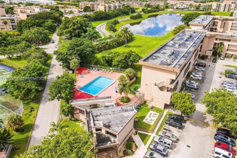Condo in Miami, Florida, 2 bedrooms  № 2017746 - photo 21