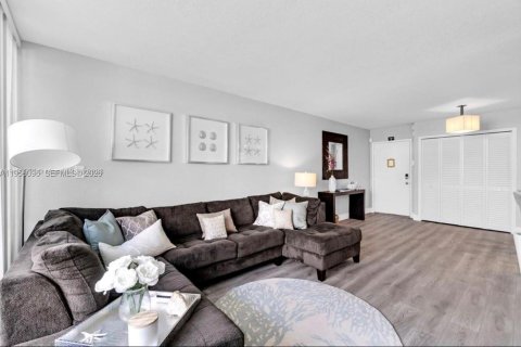 Condo in Miami, Florida, 2 bedrooms  № 2017746 - photo 4